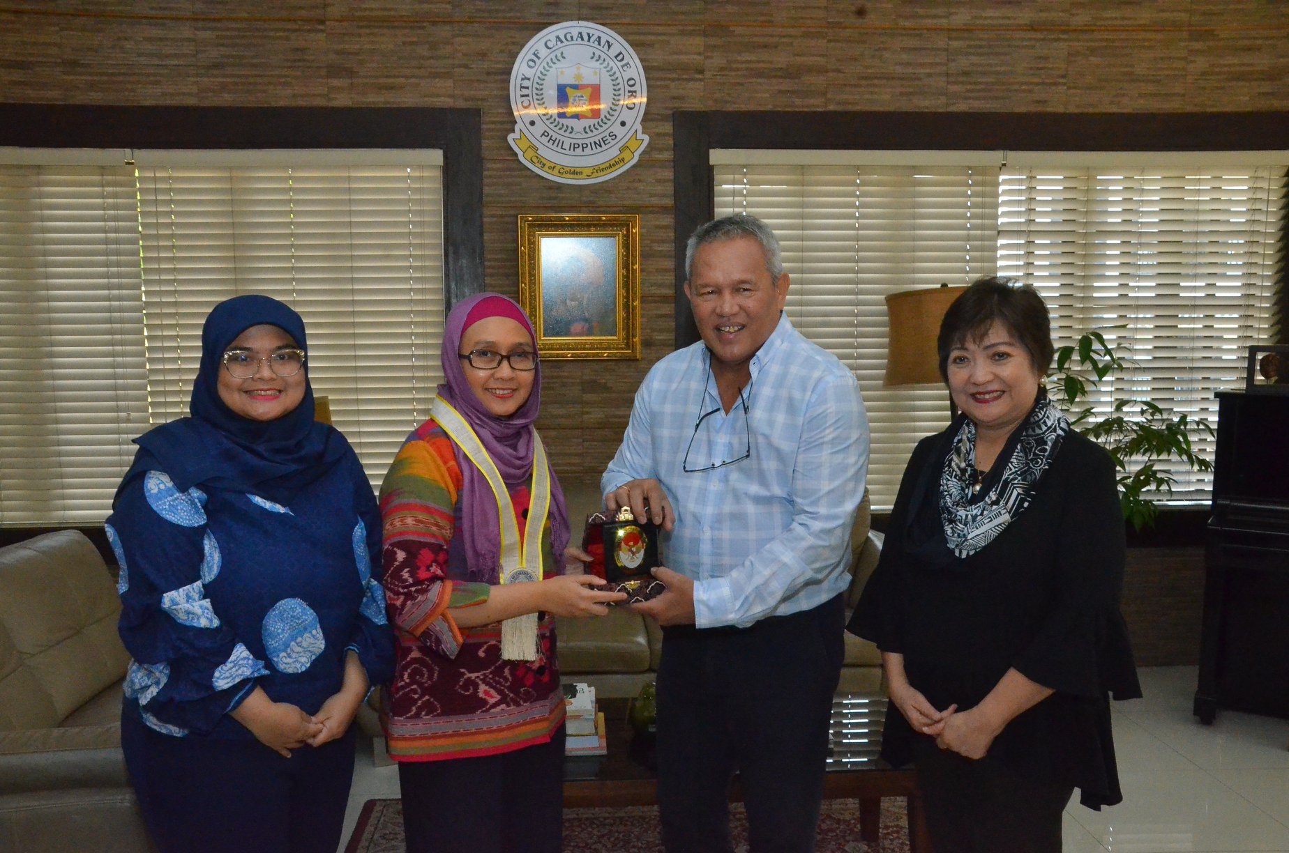 Left to Right: Vice Consul Ely Syafitri Handayani,Acting Consul General Endah R. Yuliarti Farry, Mayor Oscar S. Moreno and LEIPO Eileen San Juan