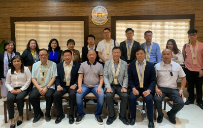 ENTERING A GOLDEN ERA OF PARTNERSHIP WITH THE CITY OF GOLDEN FRIENDSHIP: Cagayan de Oro City Mayor Rolando “Klarex” A. Uy (seated, fourth from left), welcomes Consul General Li Lin of the Consulate General of the People’s Republic of China in Davao (seated, third from left), with (seated, from left) Ms. Shiela Lumbatan, City Mayor’s Chief of Staff, Mr. Greg Marten Lao of the Misamis Oriental Filipino-Chinese Chamber of Commerce and Industry, Inc. (MOFCCCII), Mr. Nelson Chua, General Manager of Golden Dynasty Motors, Consul Chao Jianwei, Mr. John Asuncion, city government consultant, (standing from left) Cagayan de Oro Trade and Investment Promotions Center (Oro-TIPC) International Relations In-charge Ms. Imma Rae D. Gatuslao, City Tourism Officer Ms. Chedilyn Aissa Dulguime, Oro-TIPC Assistant Department Head Ms. Raelita E. Legaspi, Local Economic and Investment Promotions Officer (LEIPO) Eileen E. San Juan, Mr. Charles Zheng of the Davao-based China State Construction Engineering Corporation Ltd., Mr. Du Wei, Marketing Manager of New Hope Davao Agricultural, Inc., Mr. Celestino Chen of Huawei Mindanao Region, MOFCCCII Secretary General Mr. Ricky Go, and Mr. Nikki Joseph Chua, also of Golden Dynasty Motors.